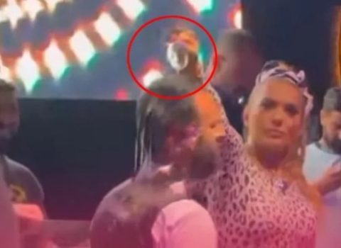 Məşhur türk müğənnisi xoşlamadığı içkini ofisiantın başına tökdü – VİDEO