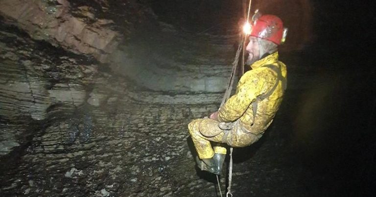 Alimlər Avstraliyanın ən dərin mağarasını kəşf etdi – FOTO