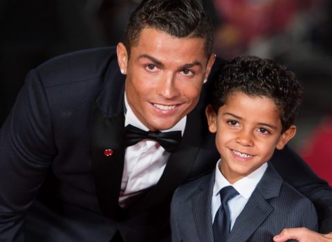 Ronaldo oğluna telefon işlətməyi qadağan etdi