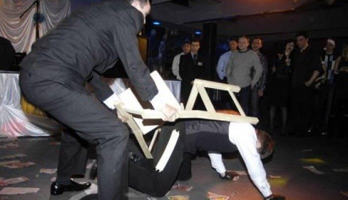 Ata övladının sünnət toyunda bacısı oğlu tərəfindən DÖYÜLDÜ Ata övladının sünnət toyunda bacısı oğlu tərəfindən DÖYÜLDÜ