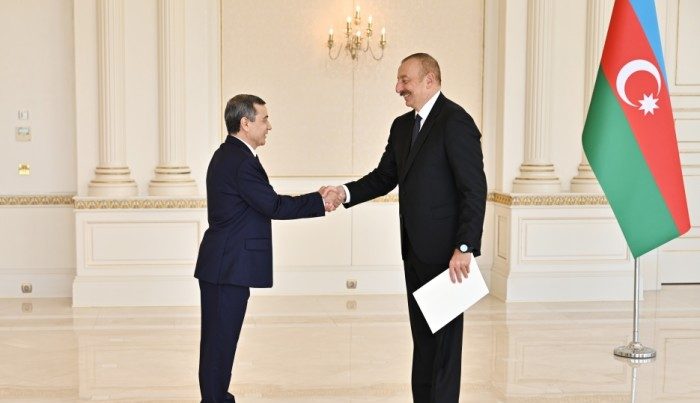 Prezident yeni səfirlərin etimadnamələrini qəbul edib – FOTO + YENİLƏNİB Prezident yeni səfirlərin etimadnamələrini qəbul edib – FOTO + YENİLƏNİB