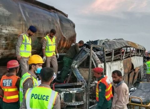 Pakistanda avtobusla yük maşını toqquşub, onlarla insan ölüb