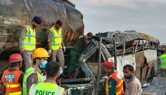 Pakistanda avtobusla yük maşını toqquşub, onlarla insan ölüb Pakistanda avtobusla yük maşını toqquşub, onlarla insan ölüb