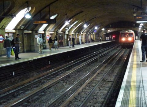 Londonda dəmir yolu stansiyasında yanğın