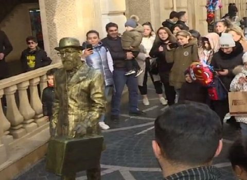 Bakıda izdiham yaradan “Çemodanlı adam” kimdir? – VİDEO