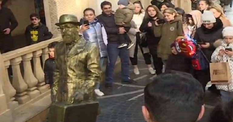Bakıda izdiham yaradan “Çemodanlı adam” kimdir? – VİDEO Bakıda izdiham yaradan “Çemodanlı adam” kimdir? – VİDEO