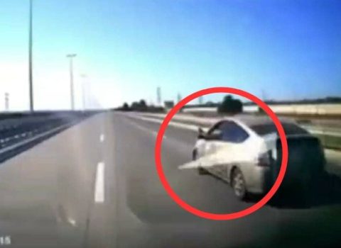 Daha bir “Prius” sürücüsü ayağını pəncərədən çıxardı – VİDEO