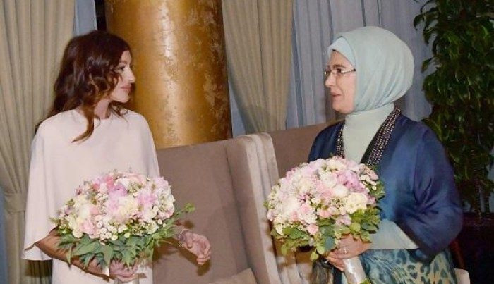 Əminə Ərdoğan Mehriban Əliyevanı TƏBRİK ETDİ Əminə Ərdoğan Mehriban Əliyevanı TƏBRİK ETDİ