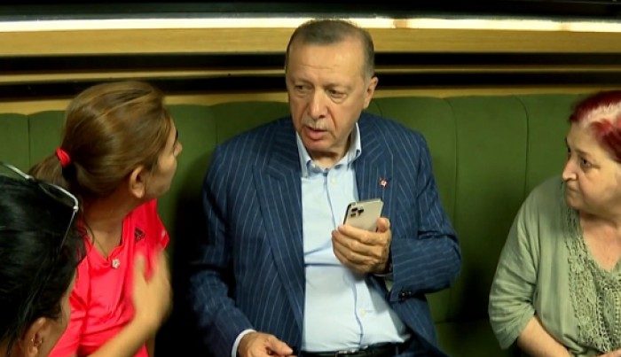 Ərdoğan kafedə vətəndaşlarla GÖRÜŞDÜ Ərdoğan kafedə vətəndaşlarla GÖRÜŞDÜ
