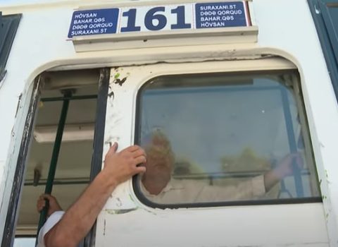 Bakıda qapısı sınıq avtobusla sərnişin daşındı – VİDEO