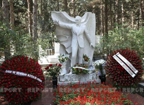 İlham Əliyev və Mehriban Əliyeva Müslüm Maqomayevin anım mərasiminə əklil göndərdi