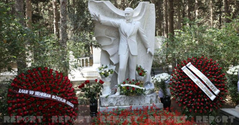 İlham Əliyev və Mehriban Əliyeva Müslüm Maqomayevin anım mərasiminə əklil göndərdi İlham Əliyev və Mehriban Əliyeva Müslüm Maqomayevin anım mərasiminə əklil göndərdi