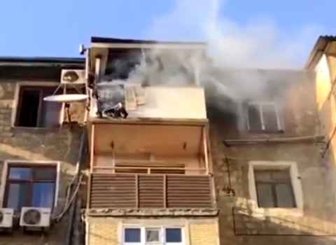 Bakıda yaşayış binasında yanğın oldu – VİDEO