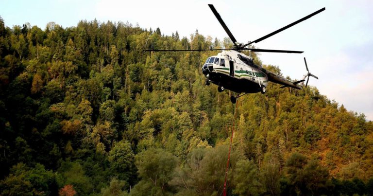 Borjomidə meşə yanğınlarının söndürülməsinə helikopterlər cəlb olundu Borjomidə meşə yanğınlarının söndürülməsinə helikopterlər cəlb olundu