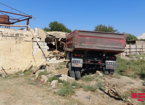 Şirvanda yük maşını evə çırpıldı – Sürücü xəsarət aldı
