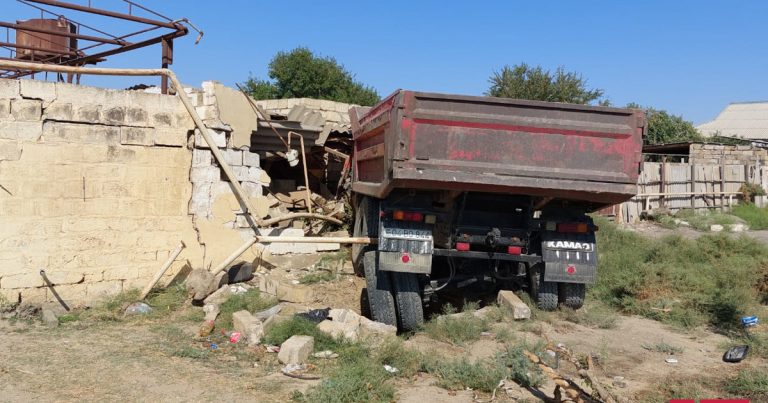 Şirvanda yük maşını evə çırpıldı – Sürücü xəsarət aldı Şirvanda yük maşını evə çırpıldı – Sürücü xəsarət aldı