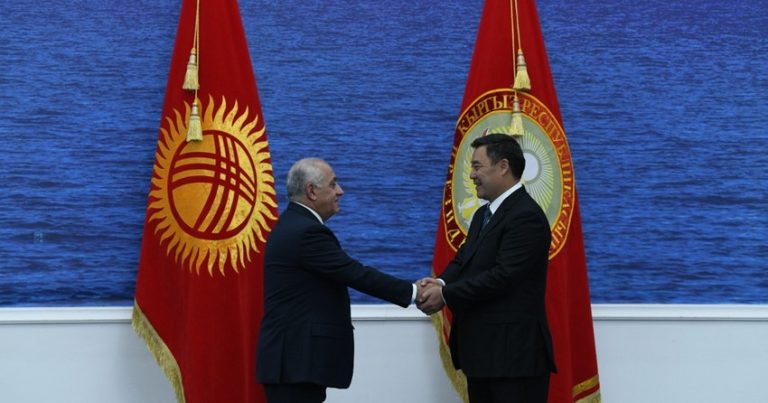 Əli Əsədov Qırğızıstan Prezidenti ilə görüşdü Əli Əsədov Qırğızıstan Prezidenti ilə görüşdü