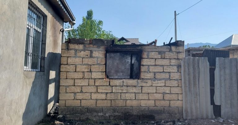 İsmayıllıda 50 yaşlı kişi qadının evini yandırdı