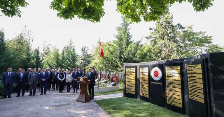 Rəşad Məmmədov Türkiyənin xaricdəki nümayəndəliklərinin Şəhidliyini ziyarət etdi – FOTO Rəşad Məmmədov Türkiyənin xaricdəki nümayəndəliklərinin Şəhidliyini ziyarət etdi – FOTO