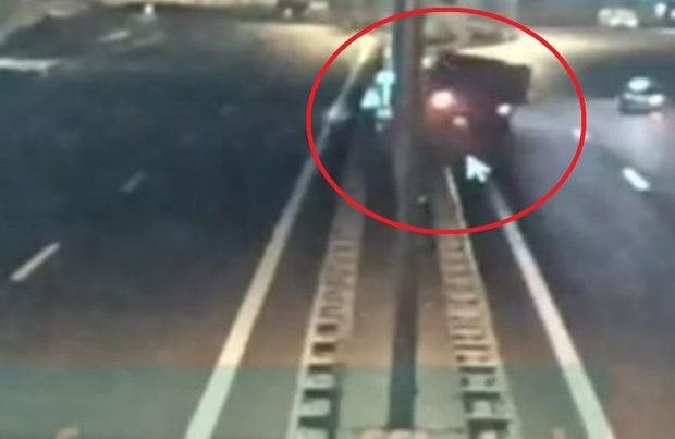Sükan arxasında yatan sürücü Bakıda qəza törətdi – ANBAAN VİDEO Sükan arxasında yatan sürücü Bakıda qəza törətdi – ANBAAN VİDEO
