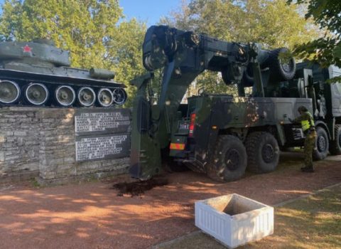 Estoniyada sovet tankına ucaldılmış abidə söküldü – FOTO