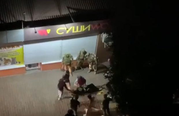 Melitopolda uşaqlara sataşan rusiyalı hərbçi cəzalandırıldı – VİDEO Melitopolda uşaqlara sataşan rusiyalı hərbçi cəzalandırıldı – VİDEO