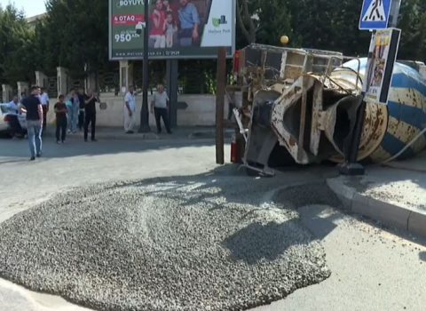 Bakıda betonqarışdıran maşın aşdı