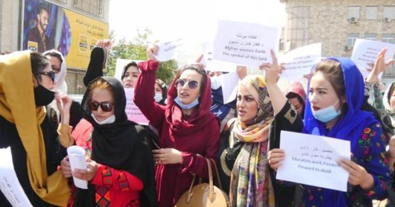 Taliban Kabildə qadınların nümayişini dağıtmaq üçün atəş açdı – Ölənlər var Taliban Kabildə qadınların nümayişini dağıtmaq üçün atəş açdı – Ölənlər var