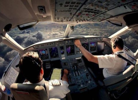 Sərnişin təyyarəsinin iki pilotu kabinədə yumruq davasına ÇIXDI