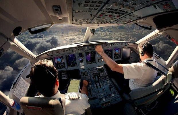 Sərnişin təyyarəsinin iki pilotu kabinədə yumruq davasına ÇIXDI Sərnişin təyyarəsinin iki pilotu kabinədə yumruq davasına ÇIXDI