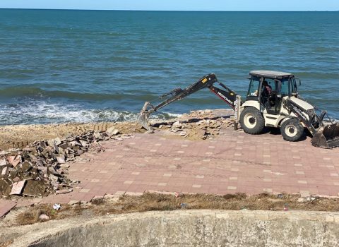 Buzovnada çimərlikdə obyektin hovuzu SÖKÜLDÜ – Hasarların sökülməsi DAVAM EDİR – FOTOLAR