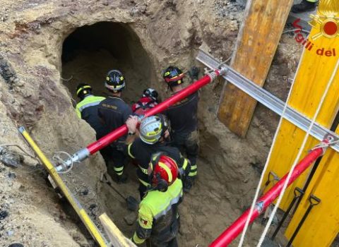 Oğurluq üçün qazdığı tuneldə ilişib qaldı