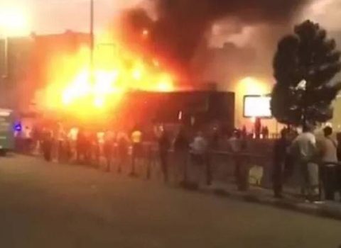 Moskva vilayətində iş adamları onları yanğından xilas edən polisləri döydü – VİDEO