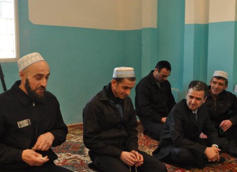 Rusiyada həbsxanada Quranlar CIRILDI – Müsəlmanlara namaz qılmaq QADAĞAN EDİLDİ – FOTO