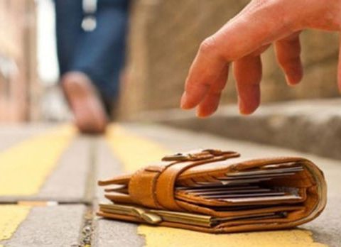 Bakıda qadının çantasından 6500 manat oğrulandı