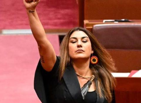 Kraliça Elizabeti “müstəmləkəçi” adlandıran senatorun andı qəbul edilmədi – VİDEO