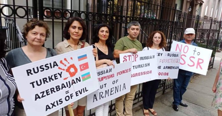 Ermənilər BMT-nin binası qarşısında AKSİYA KEÇİRDİLƏR Ermənilər BMT-nin binası qarşısında AKSİYA KEÇİRDİLƏR