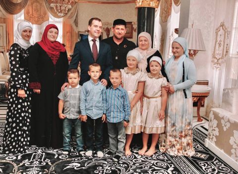 Medvedev Kadırovun anasını MÜKAFATLANDIRDI – FOTOLAR