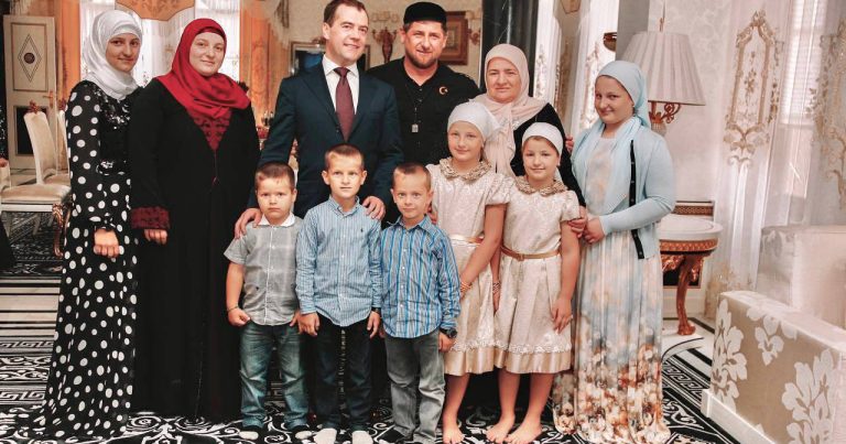 Medvedev Kadırovun anasını MÜKAFATLANDIRDI – FOTOLAR Medvedev Kadırovun anasını MÜKAFATLANDIRDI – FOTOLAR