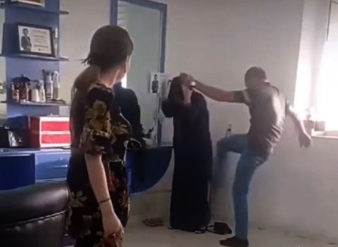 Gözəllik salonuna getdiyi üçün ər arvadını hamının gözü qarşısında QƏDDARLIQLA DÖYDÜ – VİDEO