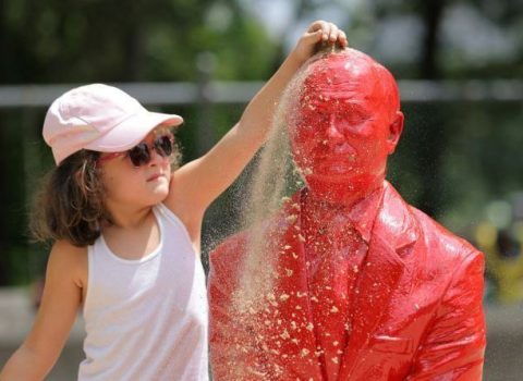 Nyu-Yorkda Putinin tankın üzərində qanlı heykəli  PEYDA OLDU – FOTO/VİDEO
