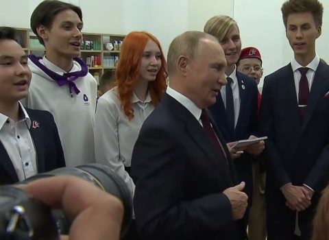 Putin məktəblilərlə birlikdə Rusiya himnini oxudu – VİDEO