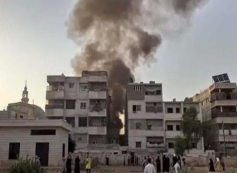 Hərbi helikopter yaşayış binalarının üzərinə düşdü: Ölənlər var