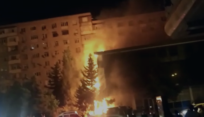 Bakıda yanğın söndürüldü – VİDEO / YENİLƏNİB Bakıda yanğın söndürüldü – VİDEO / YENİLƏNİB