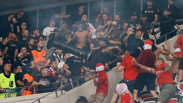 Nitsa – Köln matçında azarkeşlər arasında dava: 7 yaralı Nitsa – Köln matçında azarkeşlər arasında dava: 7 yaralı