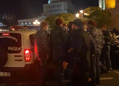 İrəvanda insanlar küçələrə axışdı: “Nikol satqındır” – VİDEO