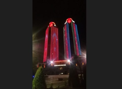 Ankarada əkiz qüllələr binası Azərbaycan bayrağına büründü