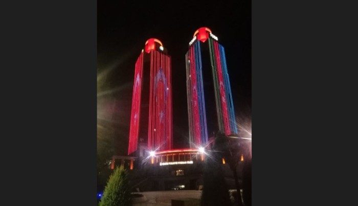 Ankarada əkiz qüllələr binası Azərbaycan bayrağına büründü