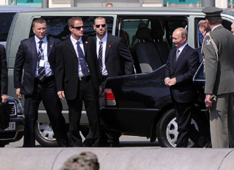 SON DƏQİQƏ! Putinin maşınına silahlı HÜCUM OLDU