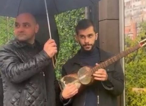 Azərbaycanlıların erməni səfirliyi qarşısında musiqi ifalı dinc aksiyası – VİDEO